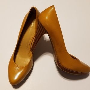 mustard pumps nine west
